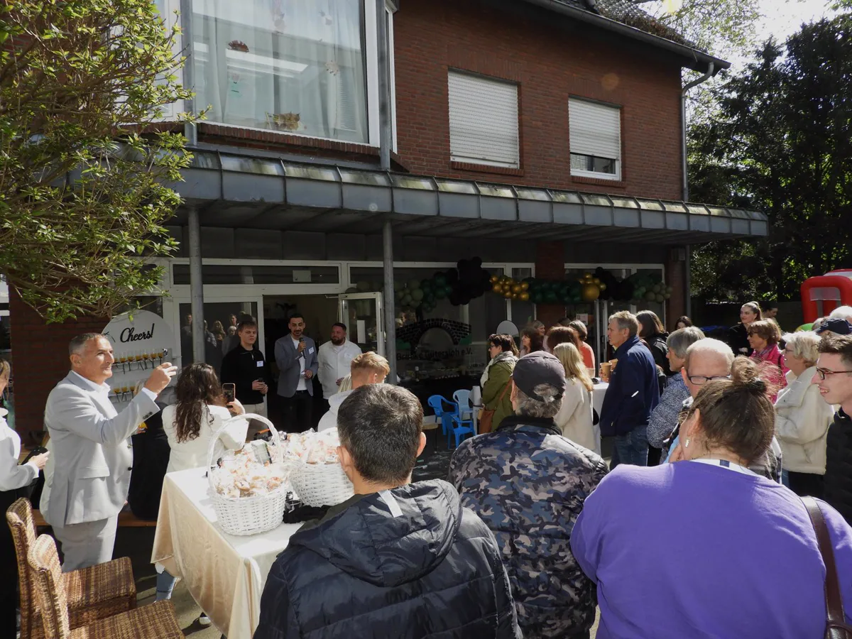 Gäste und Nachbarschaft beim Eröffnungsfest der Brücke Gütersloh