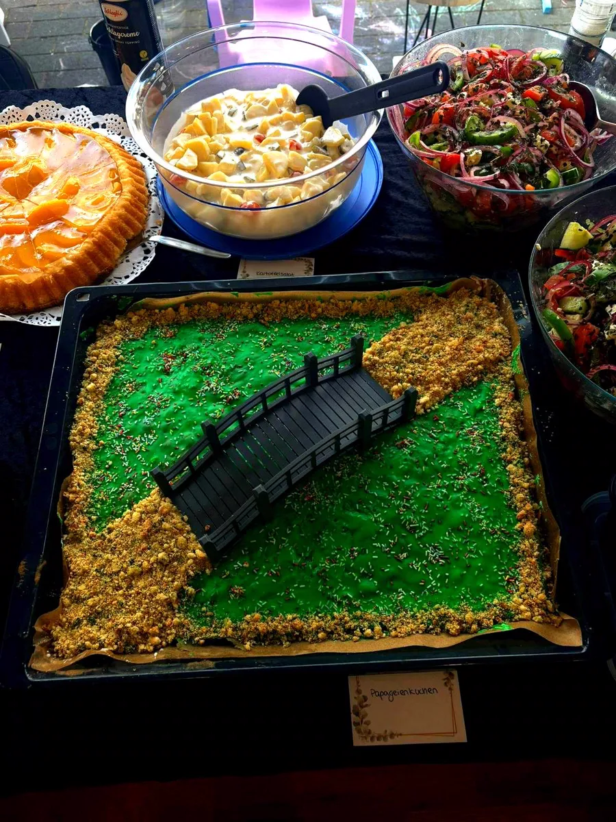 Kuchen mit Brückenmotiv beim Eröffnungsfest